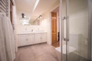 un bagno con lavandino, WC e specchio di Pazo del siglo XVII en el corazón de Galicia a Lalín Altre 53 foto