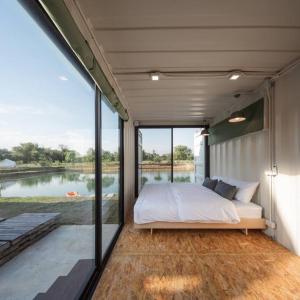 sypialnia z łóżkiem i widokiem na rzekę w obiekcie OOST kampville 