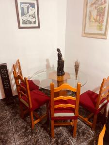 comedor con mesa de cristal y 4 sillas en Аппартаменты Эль Эхидо en El Ejido