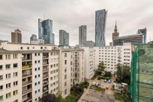 een uitzicht op de skyline van een stad met hoge gebouwen bij Chmielna 106B Centrum by VAYA STAYS in Warschau