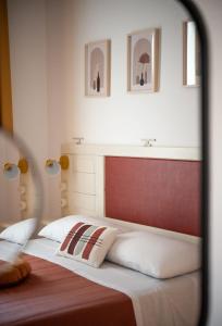 um quarto com uma cama com uma cabeceira vermelha em Suitetti Camere&Relax em San Nicola Arcella