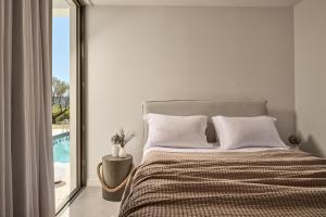 - une chambre avec un lit et une vue sur la piscine dans l'établissement Azera Suites, à Alikanas