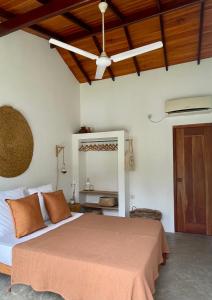 Kanferri Villa في آهانغاما: غرفة نوم بسرير ومروحة سقف
