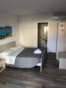 1 dormitorio con 1 cama grande y lavamanos en Academy Hotel en Fiumicino