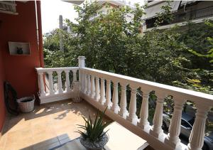 een witte leuning op een veranda met een plant bij LD Studio Larissa in Larisa