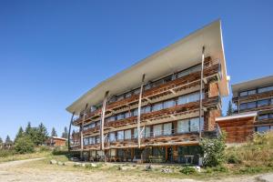 uma vista exterior de um edifício em Le Silène - Appt pour 6 em Chamrousse