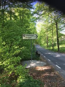 um sinal de rua no lado de uma estrada em Ullstorps Stugor em Höör
