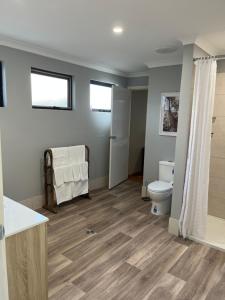 un bagno con un water e un lavandino di Thie My Chree Retreat a Herne Hill Altre 31 foto