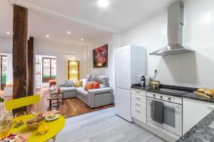 Η κουζίνα ή μικρή κουζίνα στο INAR céntrico apartamento junto Ayuntamiento & Ría +30 φωτογραφίες
