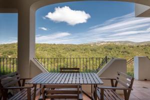 un tavolo e sedie su un balcone con vista di Elegant Residence Ea Bianca 2 Bedroom sleeps 6 extra bed available n0614 a Cala Bitta