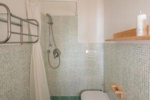 un bagno con doccia e WC di Elegant Residence Ea Bianca 2 Bedroom sleeps 6 extra bed available n0614 a Cala Bitta Altre 26 foto