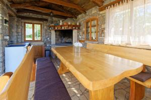 comedor con mesa de madera y chimenea en Holiday Home Eda, en Buzet