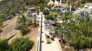 una vista aérea de un complejo con palmeras y luz de la calle en Castle Tower apartment in rural holiday park 'Picasso' en Tolox