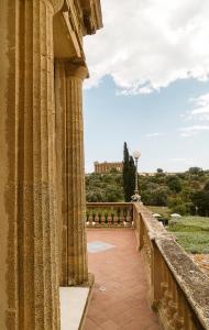 een uitzicht vanaf de zijkant van een gebouw met zuilen bij Villa Athena Resort in Agrigento