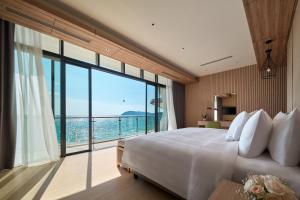 珍南海灘的住宿－PARKROYAL Langkawi Resort，一间卧室设有一张大床和一个大窗户