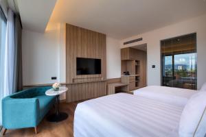PARKROYAL Langkawi Resort的电视和/或娱乐中心