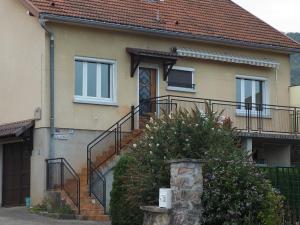 una casa con una escalera delante de ella en Mon gîte au Jura en Lavans-lès-Saint-Claude