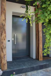 uma porta da frente de uma casa com uma porta de vidro em Suite moderna a due passi dal centro em Molinella