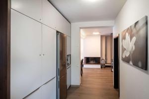 um corredor com paredes brancas e pisos de madeira em Apartmanica Triangel 222 em Donovaly