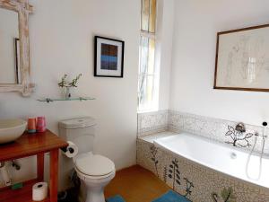 奧馬魯魯的住宿－Eins Art Studios，带浴缸、卫生间和盥洗盆的浴室