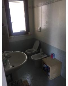 bagno con lavandino, servizi igienici e finestra di delizioso appartamento a San Benedetto del Tronto