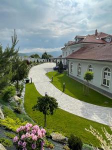 ein großes Haus mit einem Gehweg, der zu einem Hof führt in der Unterkunft SP resort - Peter Sagan in Žilina