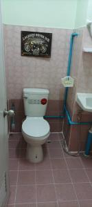 uma casa de banho com um WC e um lavatório em JATUPORN A2 em Ban Talat Rangsit