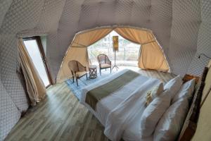 Säng eller sängar i ett rum på La Joya Farm Resort & Spa
