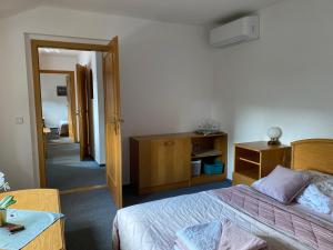 Letto o letti in una camera di Samoobslužný hotel Vydra