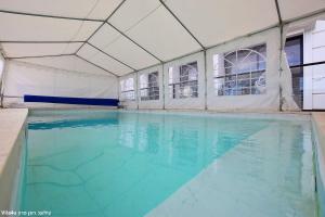 Bazén v ubytování ממלכת החלומות - וילה מהממת עם בריכה פרטית מחוממת מקורה ונוף מהמם nebo v jeho okolí