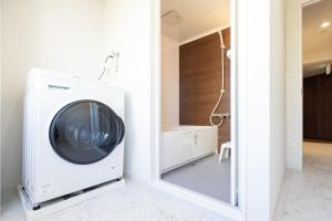高知的住宿－RESIDENCE HARIMAYA-Vacation STAY 99863v，一间带镜子的浴室内的洗衣机