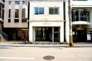 un bâtiment dans une rue de la ville avec un magasin dans l'établissement RESIDENCE HARIMAYA-Vacation STAY 99863v, à Kōchi