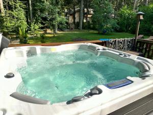 una bañera de hidromasaje en Villa Borovets Mountain & Luxury, en Borovets