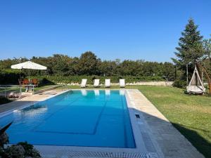 una grande piscina con sedie e ombrellone di Villa Moon a Gebze