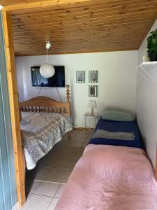 Gäststuga i Löfsäng Hajstorpにあるベッド