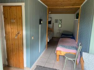 テーレブーダにあるGäststuga i Löfsäng Hajstorpの小さなベッドとテーブルが備わる小さな客室です。