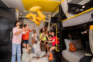 un groupe de personnes debout devant un bus dans l'établissement The Hosteller Gokarna, à Gokarna