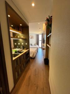 um quarto com uma cama, uma cozinha e uma casa de banho em Apec View biển - Mũi Né em Phan Thiet