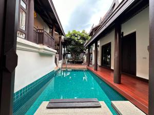 Bazén v ubytování Bangkok City Centre Luxurious Villa nebo v jeho okolí