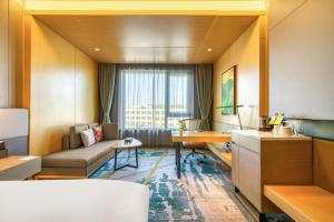 Кровать или кровати в номере Holiday Inn Hangzhou Airport Zone by IHG +27 фотографий