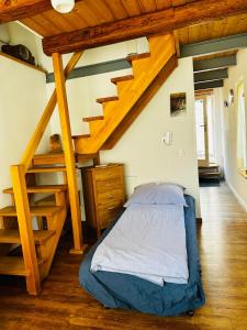 1 dormitorio con 1 cama y escalera en Ferienhaus Alte Schmiede, en Kirchhain