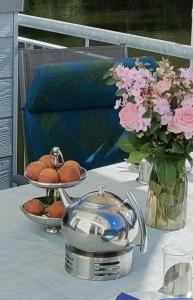 einen Tisch mit zwei Teller Essen und Blumen darauf in der Unterkunft Haus Nr 42, Ferienhaus Fischerhus in Wangerland