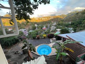 ariaal uitzicht op een tuin met een zwembad bij Studio proche centre ville Papeete in Papeete