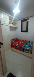 una piccola camera con un letto in una stanza di Banana resort a Ras Sedr