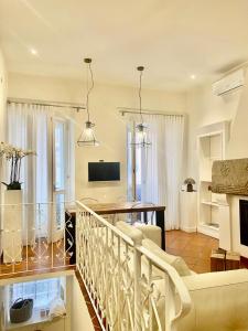 een woonkamer met een bank en een tafel bij Le Paris in Cagliari