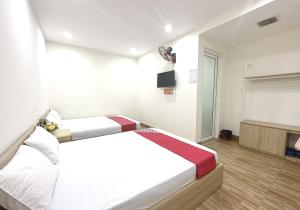 Giường trong phòng chung tại OYO 1195 Vu Thanh Hotel