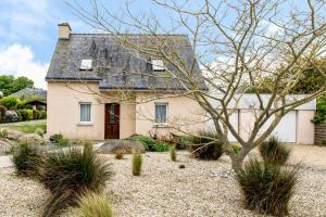 a house with a garden in front of it at L’Albizia … Maison familiale proche des plages in Plougoulm