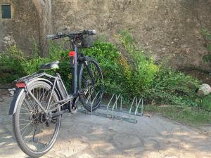 una bicicleta está encadenada a un portabicicletas en Grande chambre dans villa proche de la plage, en Sète