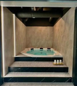 łazienka z jacuzzi w pokoju w obiekcie Horyzont Apartamenty - Wyspa Solna w Kołobrzegu