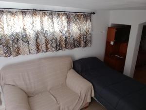 sala de estar con sofá y ventana en Loft Estudio Habitación independiente, en Icod de los Vinos